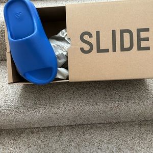 Brand new never worn Blue size 5 Yeezy Slides